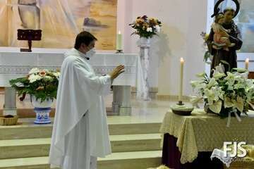  Decenas de fieles rinden pleitesía a San Antonio de Padua en Clavellinas/Francisco Javier Santana.